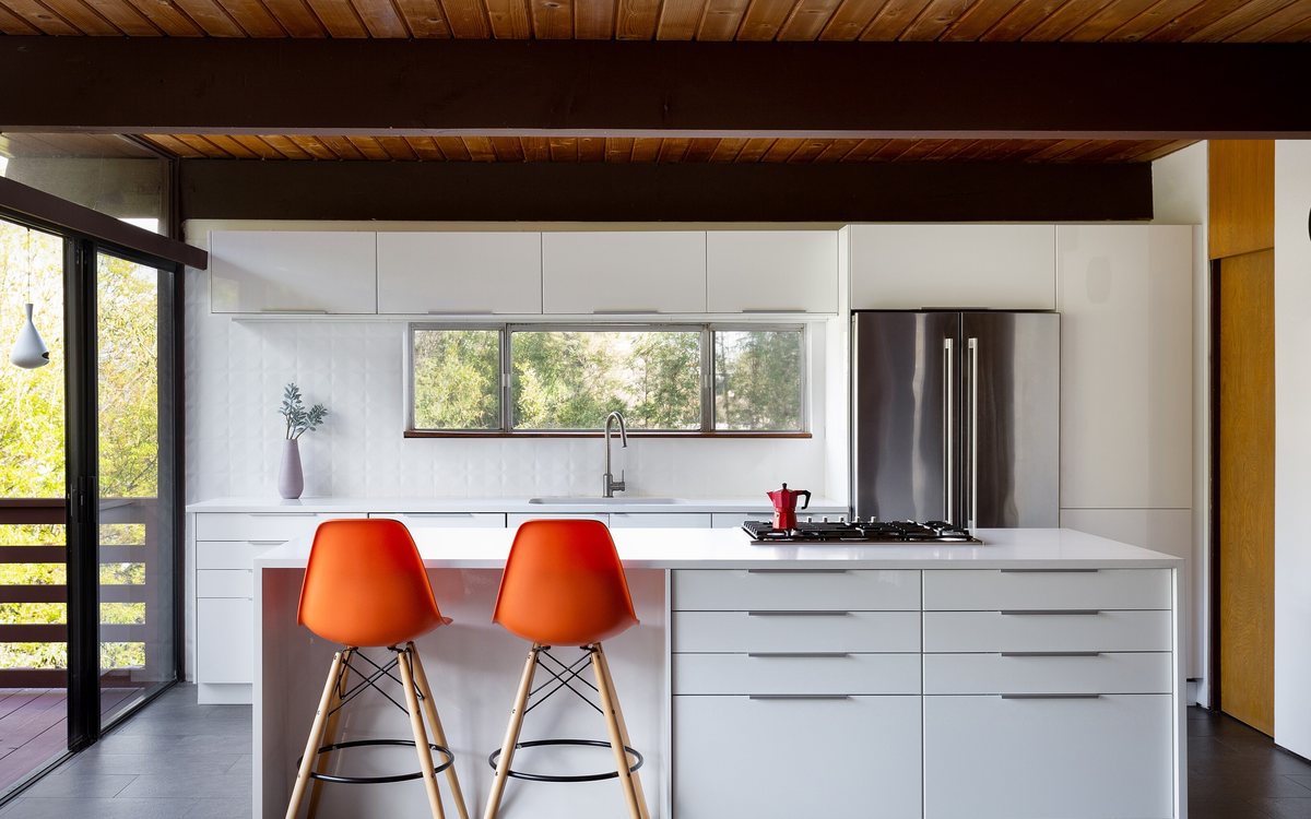 Built-in wall oven and cabinetry in a contemporary kitchen, of the kind we repair in Walnut Creek homes
